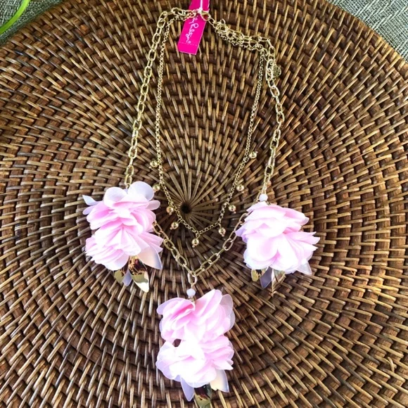 LILLY PULITZER NECKLACE 🩷 CASCADING PETALS- SOFT PINK TROPICS NECKLACE/GOLD - Picture 11 of 15